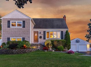 39 Linden St, Lindenhurst, NY 11757