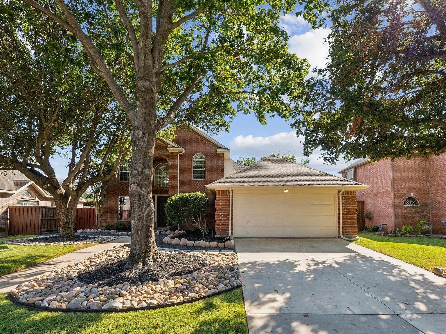 5 bed, 2651 sqft, $9,882 — Photo 2