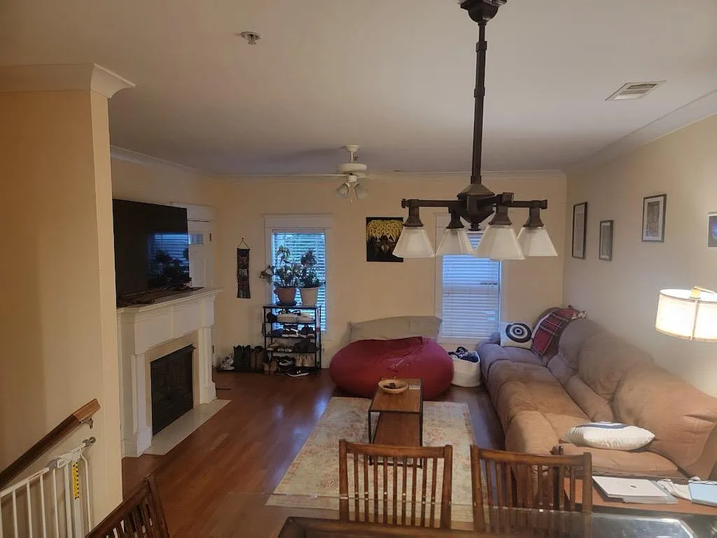 Living/dining space - 655 Mead St SE #65