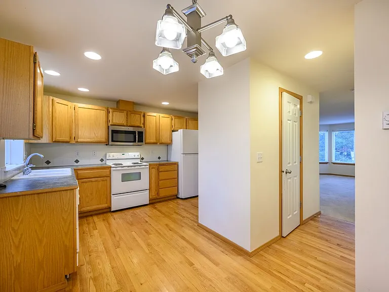 12049B 32nd Ave NE — Photo 1