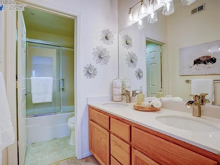 203 Swan Ct #203 — Photo 13