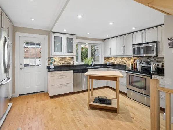 230 W 15th St #3, North Vancouver, BC V7M 1S2