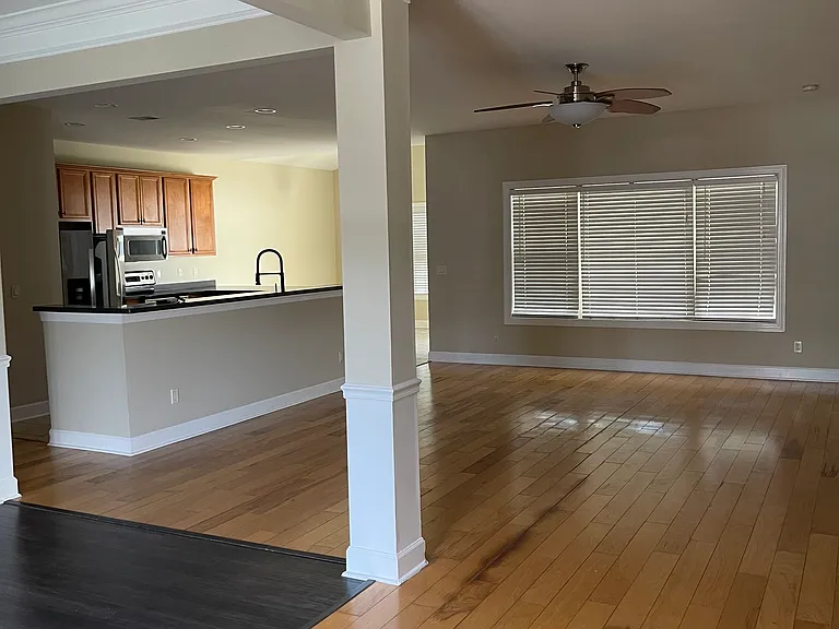 117 Grand Ct N — Photo 2