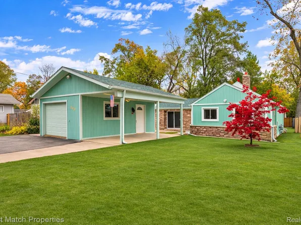 100 Danforth Dr, White Lake, MI 48386