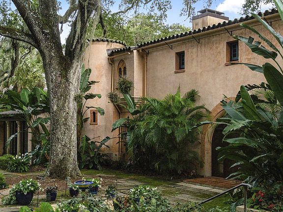 8 minutes to Bok Tower Gardens
