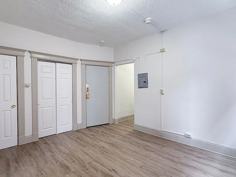 31-33 Bond St — Photo 8
