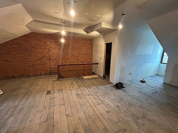 5th image of 1005 Chestnut St