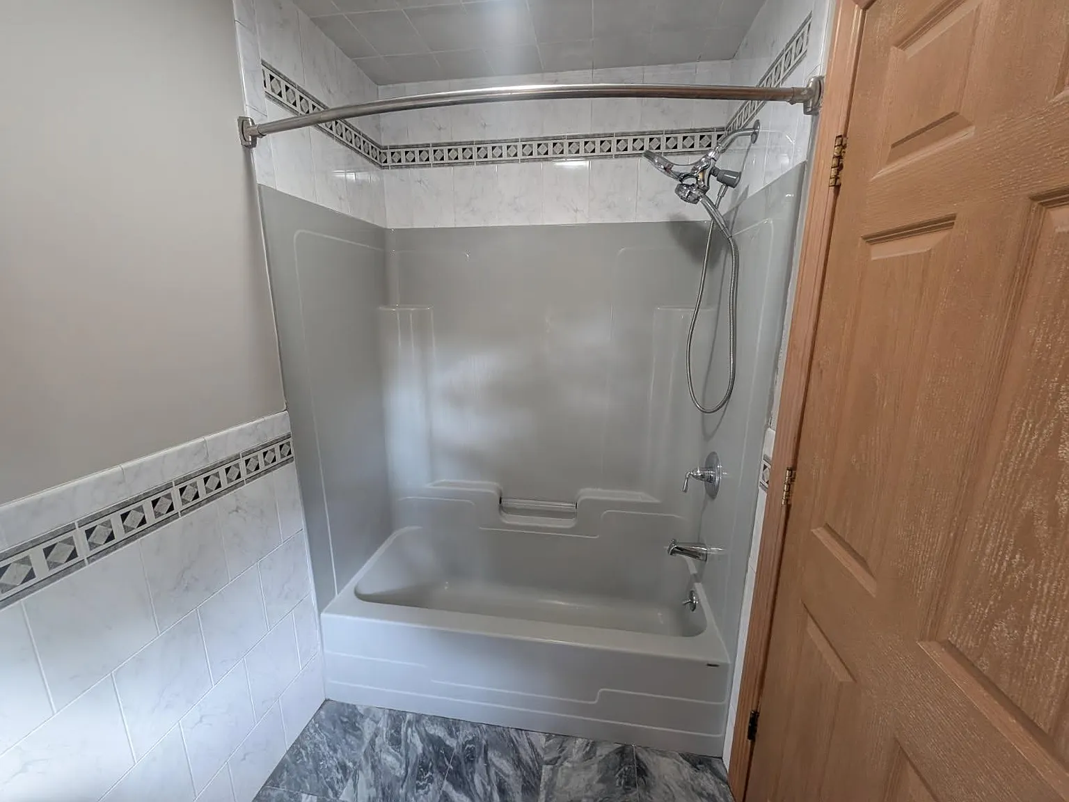 4 bed, 2.5 bath, 2240 sqft, $4,800 — Photo 2