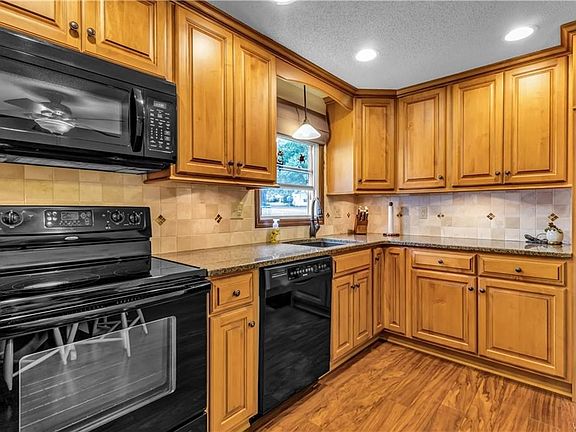4th image of 150 Rolling Green Ln