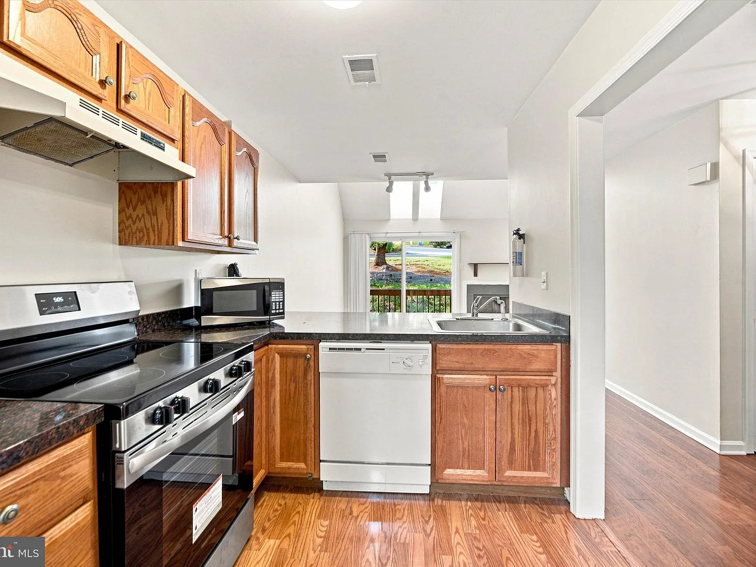2 bed, 2.0 bath, 984 sqft, $1,900 — Photo 4
