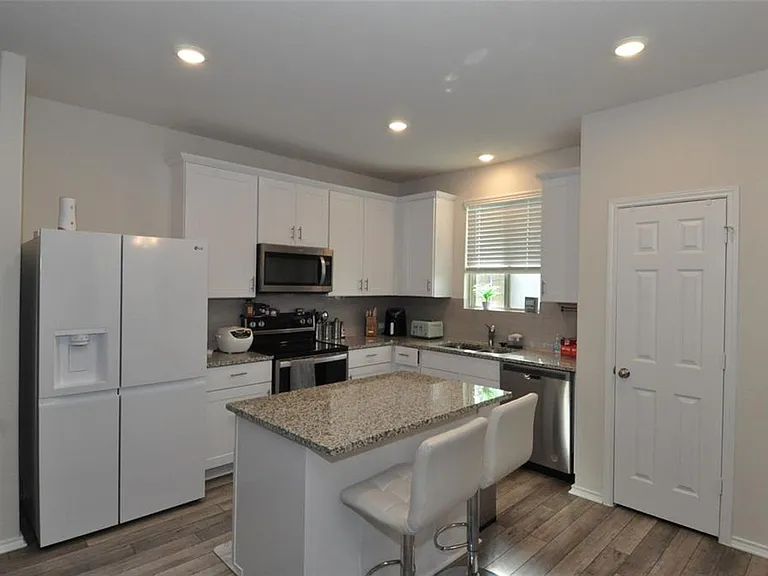1717 T H Johnson Dr — Photo 4