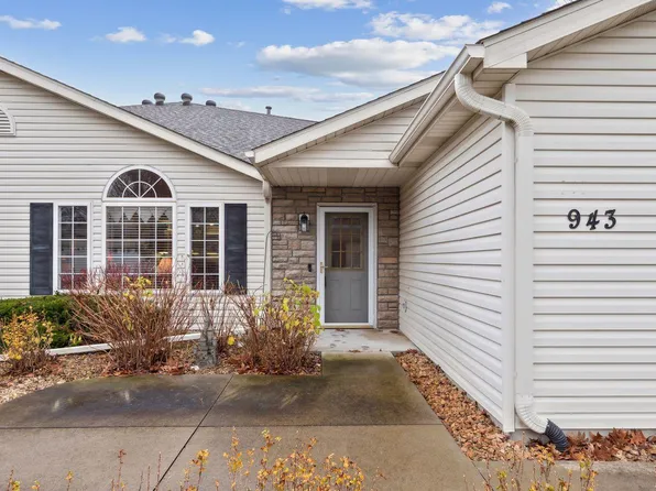 943 Carriage Ln, Chaska, MN 55318