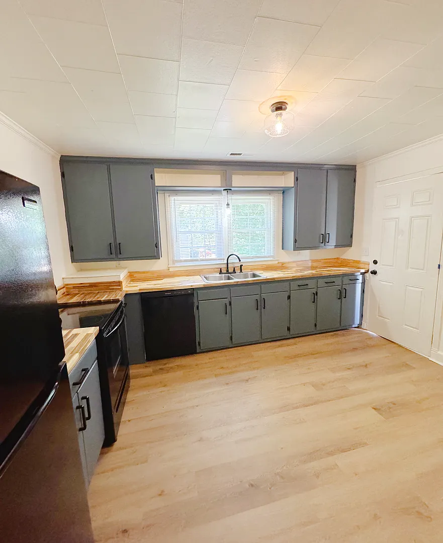 Amazing 2 bedroom 1 bath house available early September — Photo 4