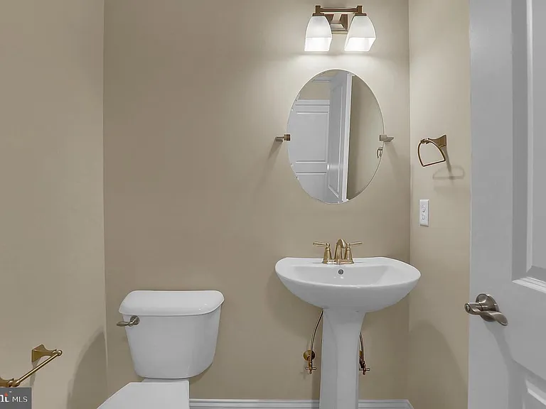 554 Joseph Ct — Photo 10