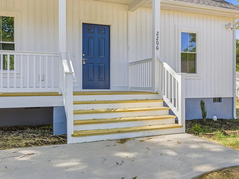 2206 Grant St — Photo 4