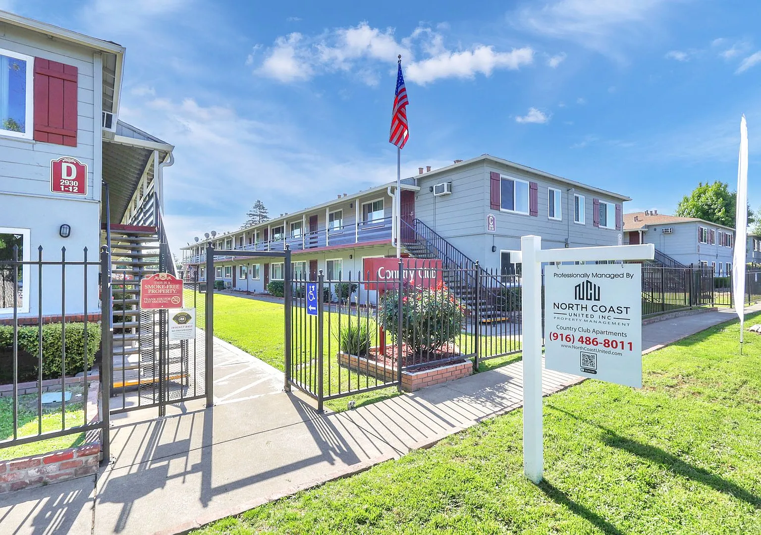 Country Club Apartments — Photo 1