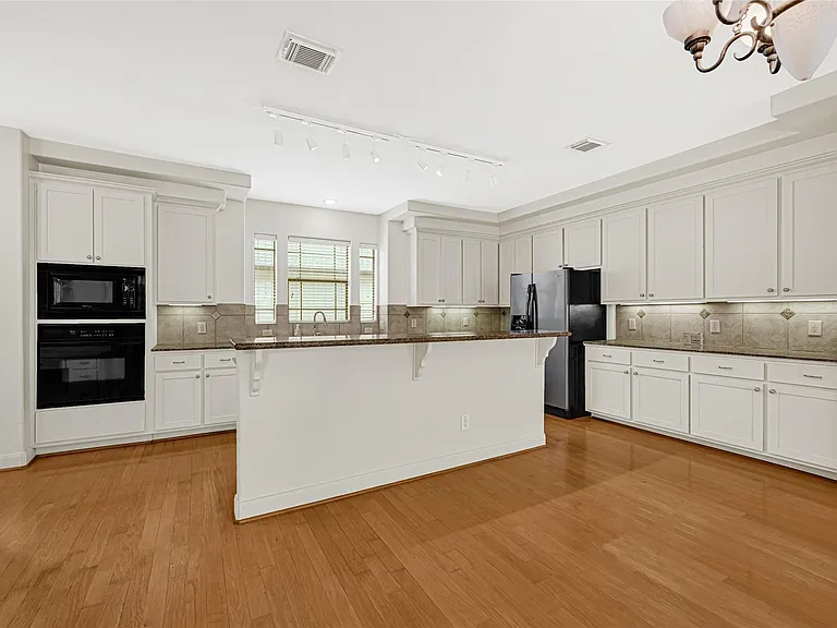 2414 Calumet St #B — Photo 13