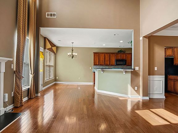 5th image of 705 Woodland Pl