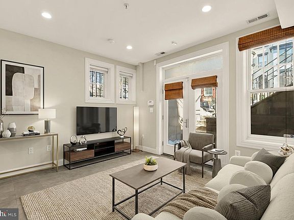 4th image of 2714 Ontario Rd NW Unit 2