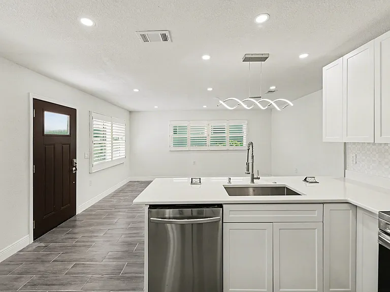 318 Bath St — Photo 13