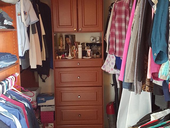 Master suite walking closet