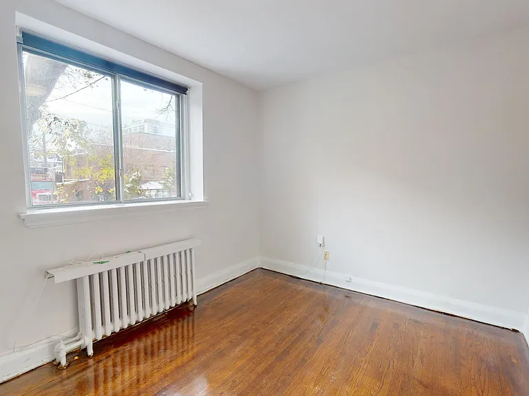 320 Lonsdale Rd — Photo 6