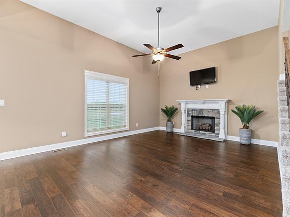 3rd image of 1131 Hilliard Ln