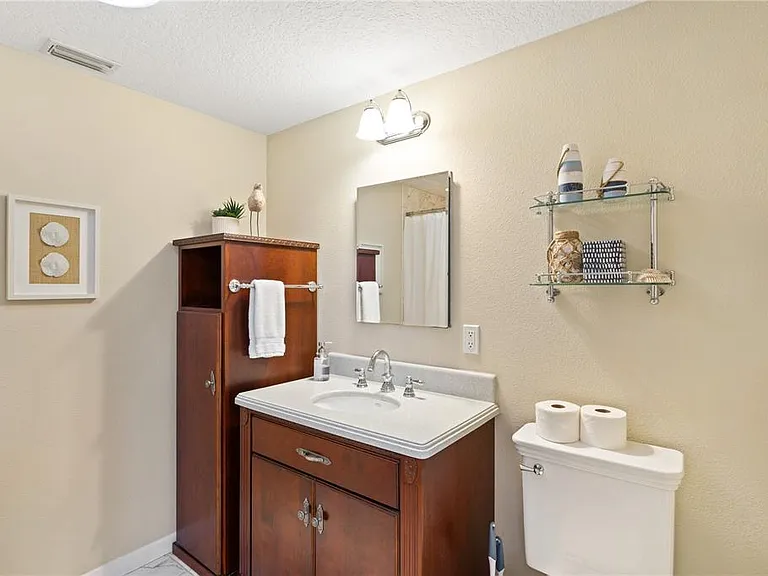 2365 Bay St — Photo 34