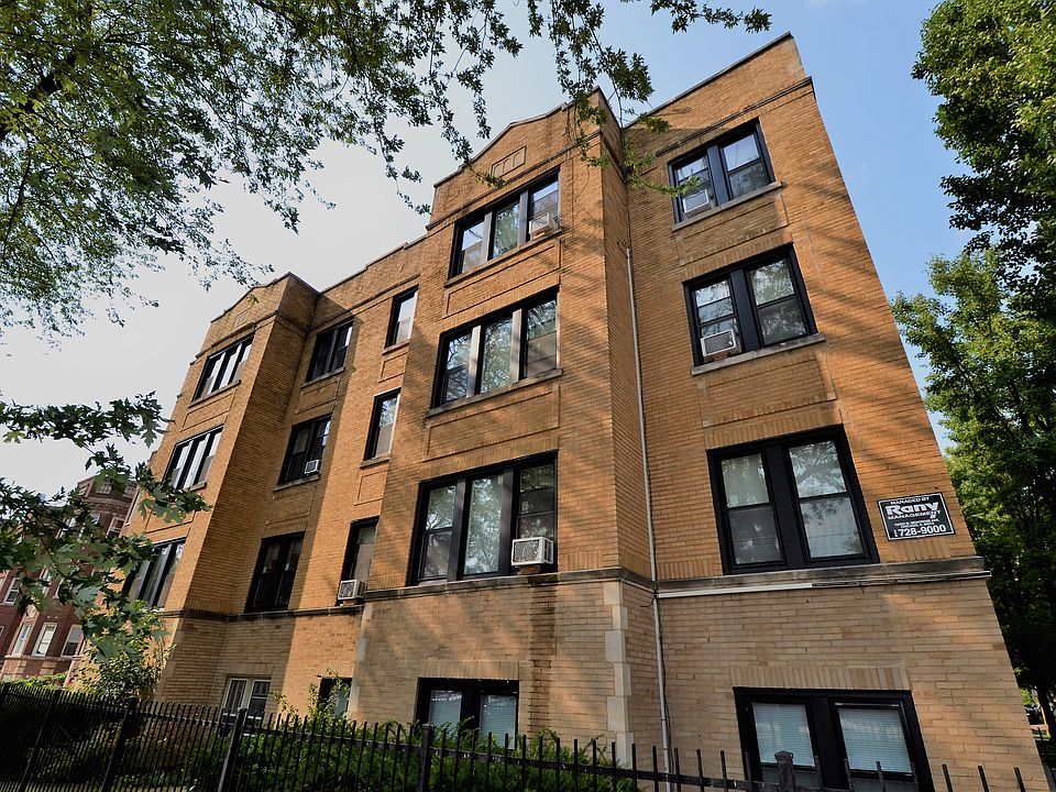Beautiful courtyard building in Albany Park across the street from Volta Elementary