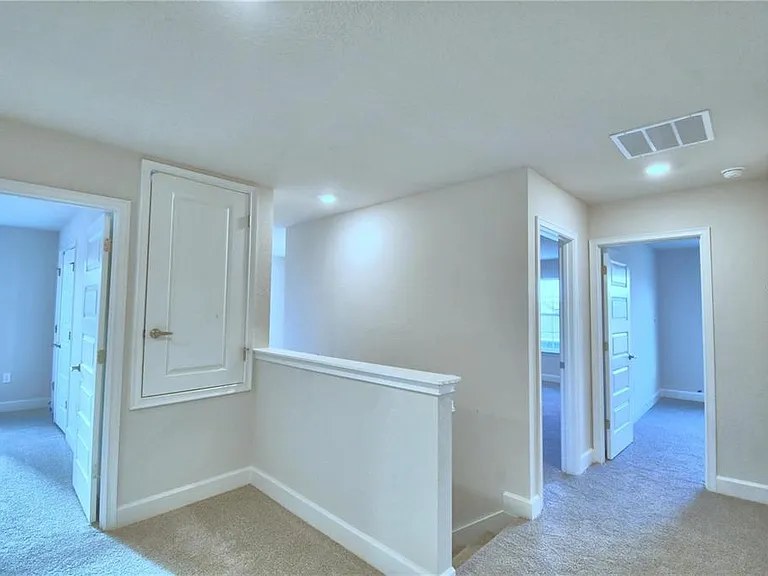 906 Sofia Ln — Photo 17