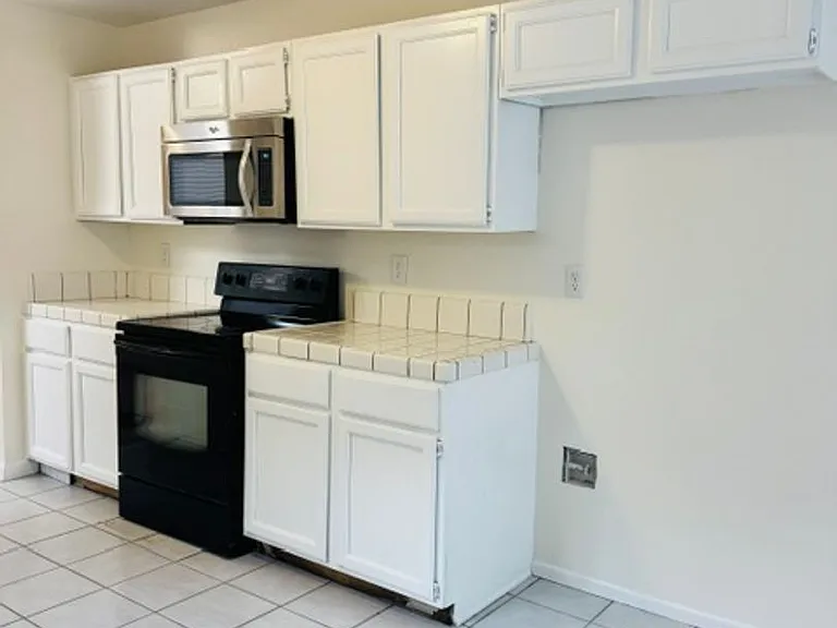 9004 Pine Ridge Way — Photo 6