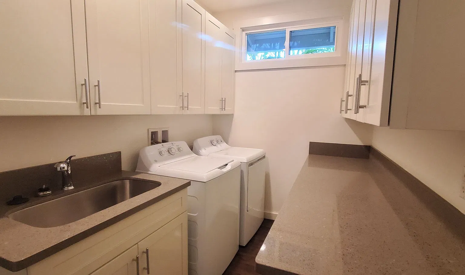 Available Now! 3 Bed, 2.5 Bath With 2 Parking In Kailua — Photo 2