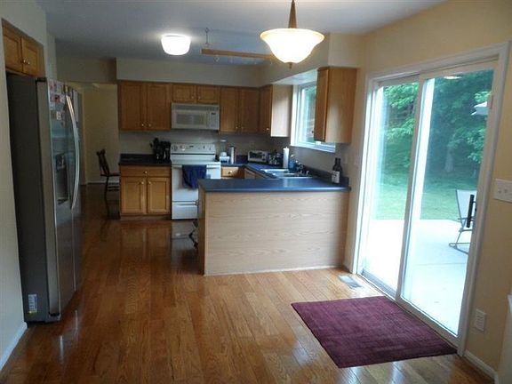 3rd image of 10 Rockledge Ct