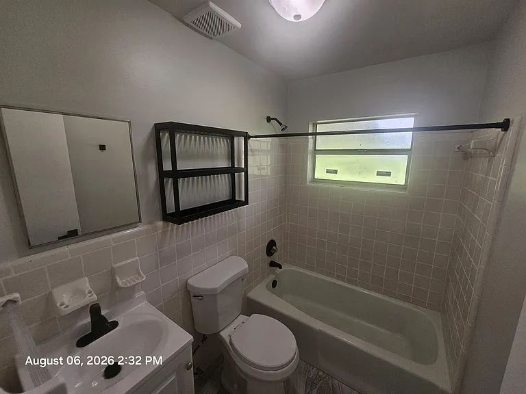 2572 Seneca Ave — Photo 10