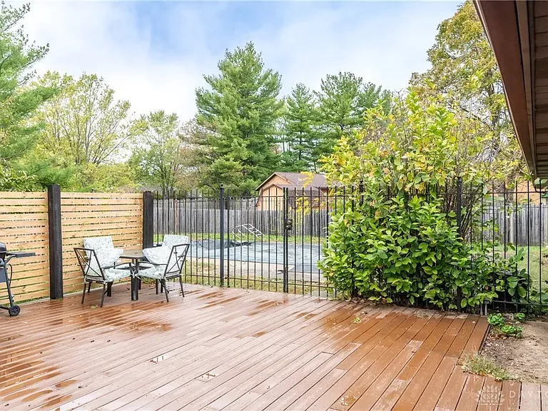 2401 Kewanna Ln — Photo 32