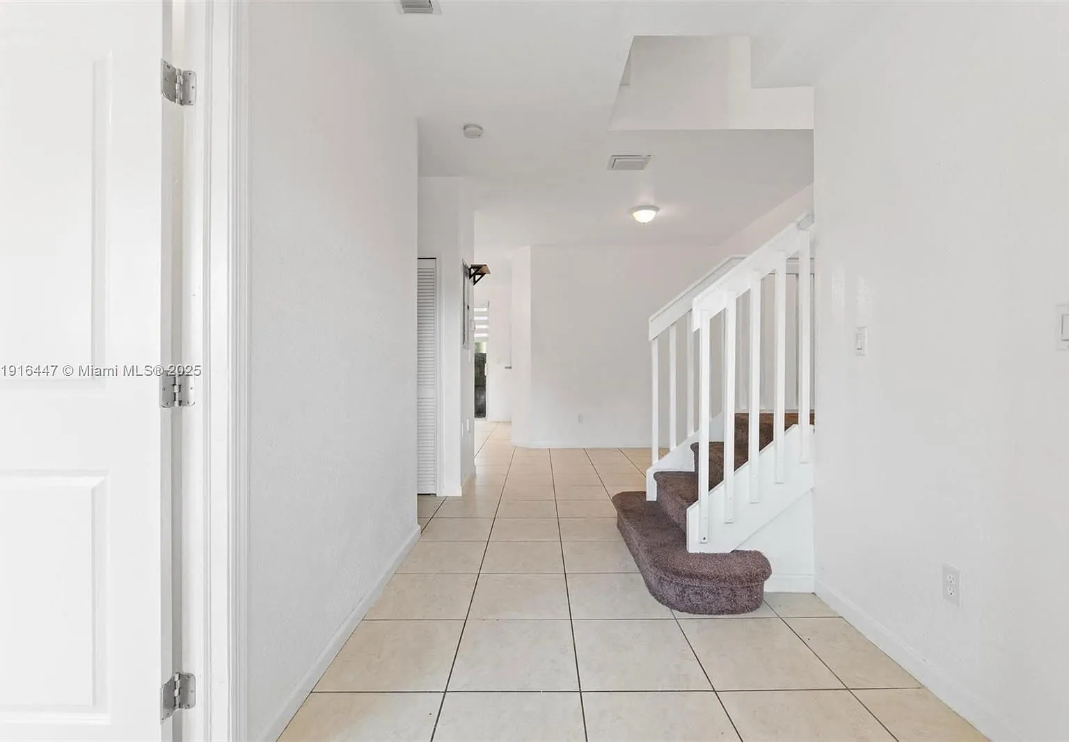 4 bed, 3.0 bath, 1423 sqft, $2,399 — Photo 2