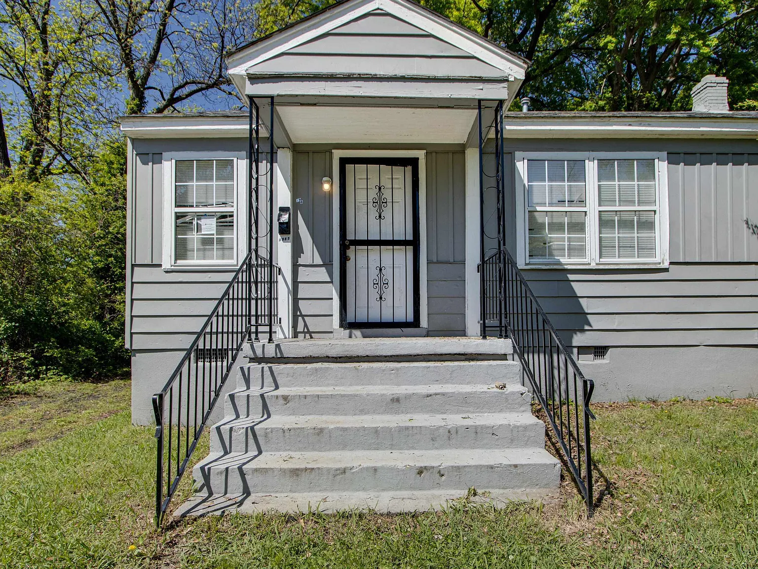 3 bed, 1.0 bath, 999 sqft, $1,000 — Photo 1