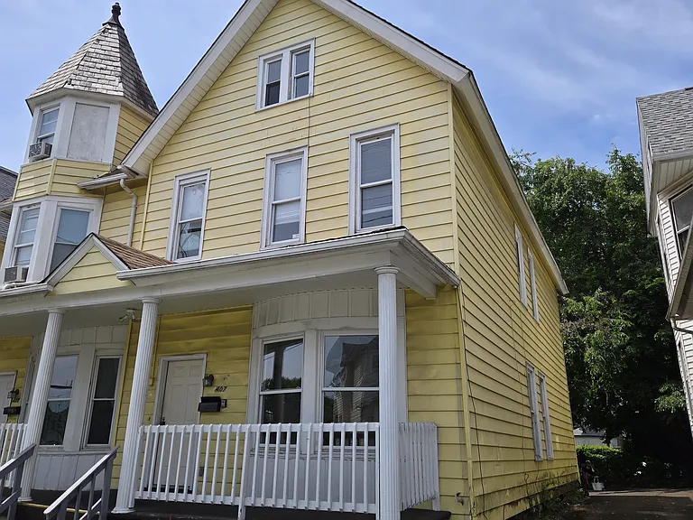 407 N Webster Ave — Photo 2