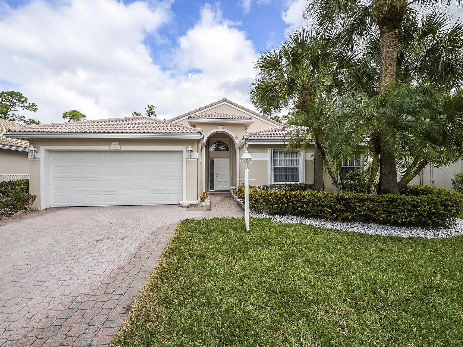 3 bed, 2.0 bath, 1851 sqft, $4,000 — Photo 2