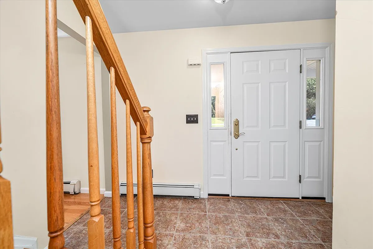 4 bed, 2.5 bath, 2352 sqft, $3,800 — Photo 2