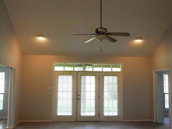 5th image of 711 Cottonwood Dr