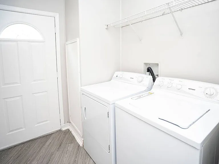 Waterstone Place Apartments — Photo 10