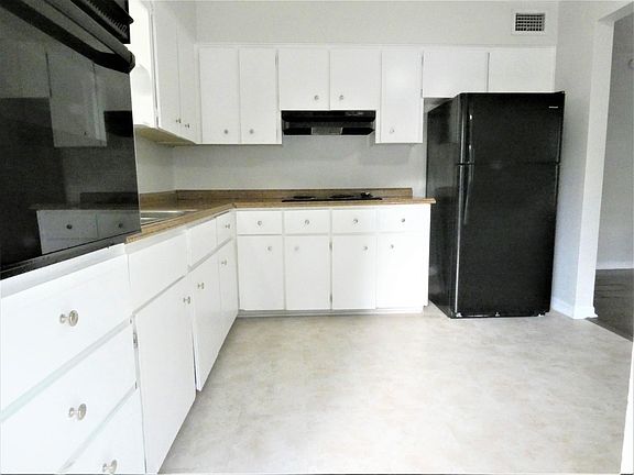 3rd image of 2405 Helen Ave
