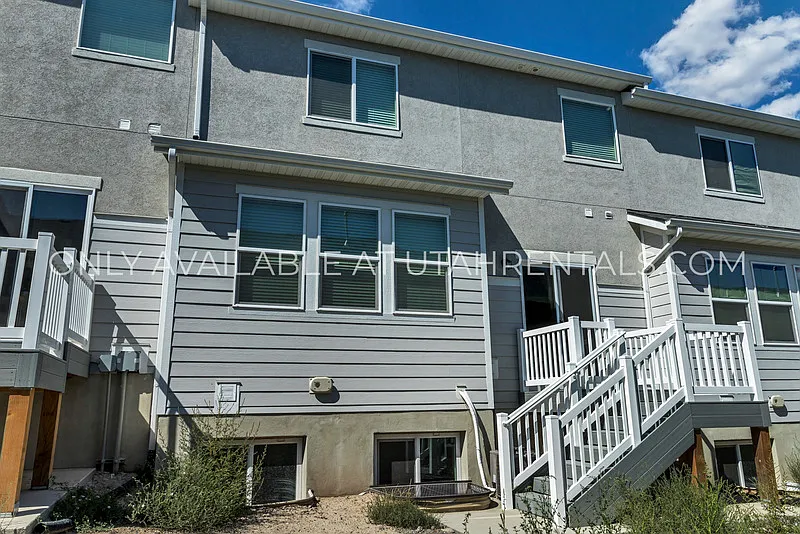 3 bed, 2.5 bath, 2395 sqft, $1,975 — Photo 4