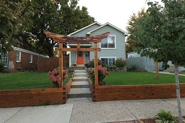 1st image of 1016 Hazen St SE
