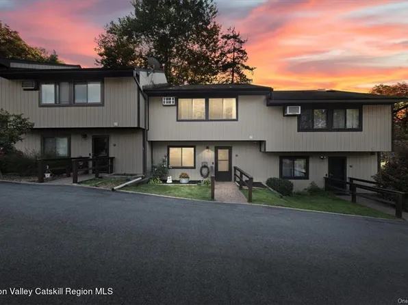 1307 Chelsea Cove S, Hopewell Junction, NY 12533