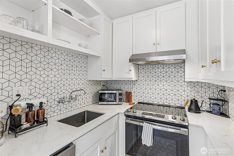 5th image of 2634 Franklin Avenue E #304
