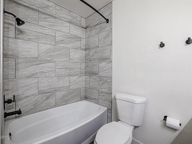 1803 W Maryland Ave — Photo 15