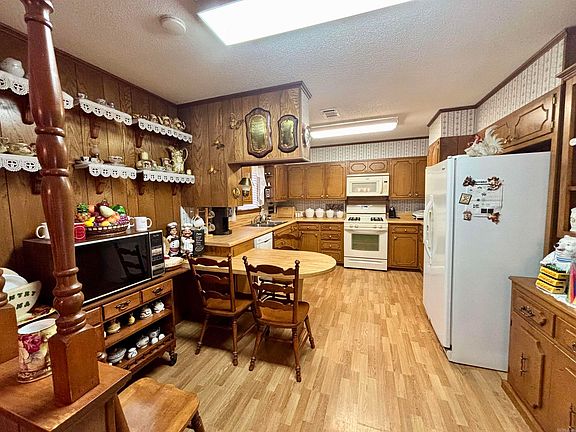 3rd image of 6 Apache Dr