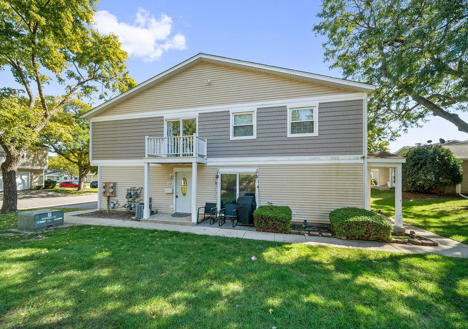 3 bed, 1100 sqft, $2,400 — Photo 1
